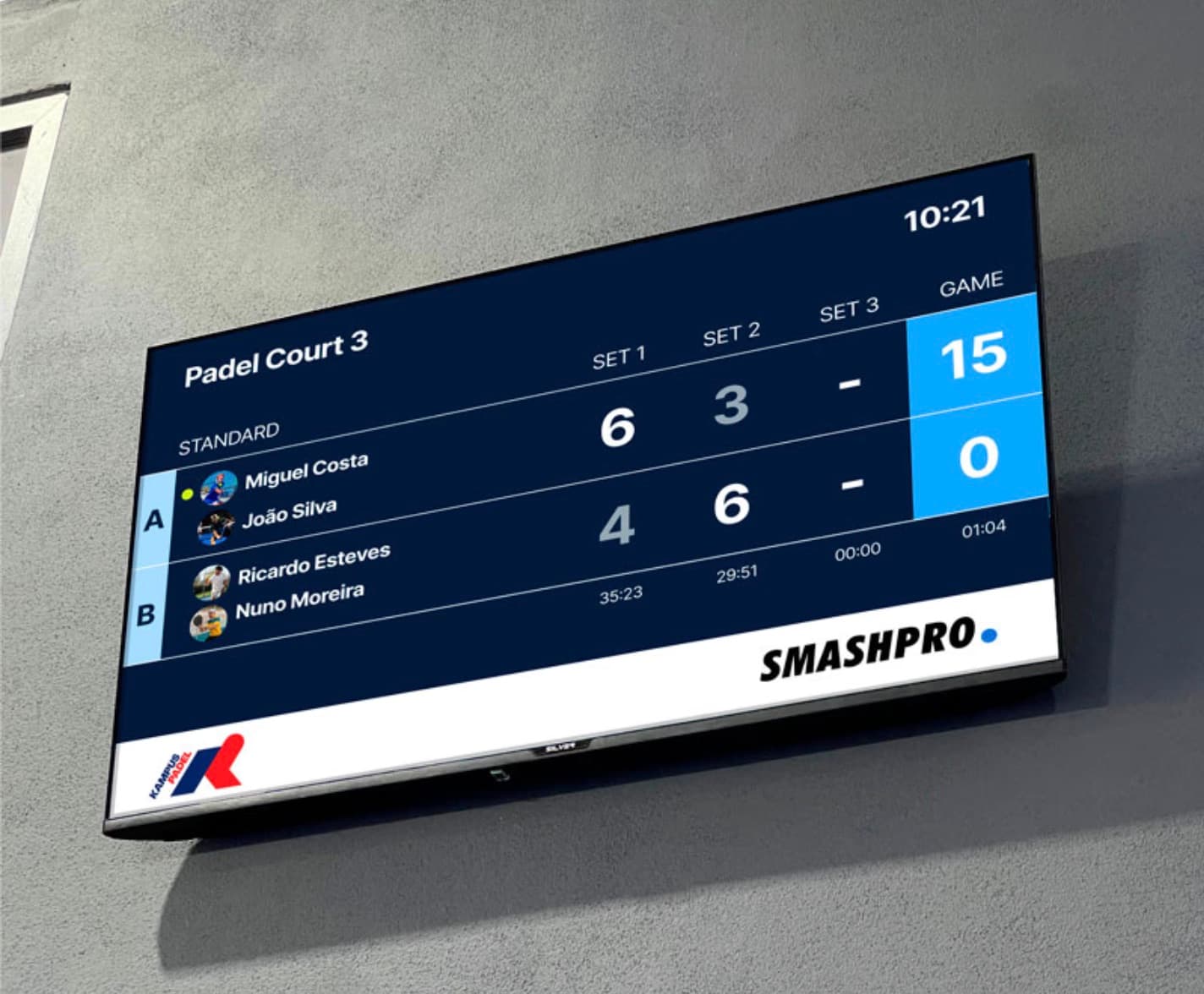 Scoreboard na TV com pontuação e patrocinadores
